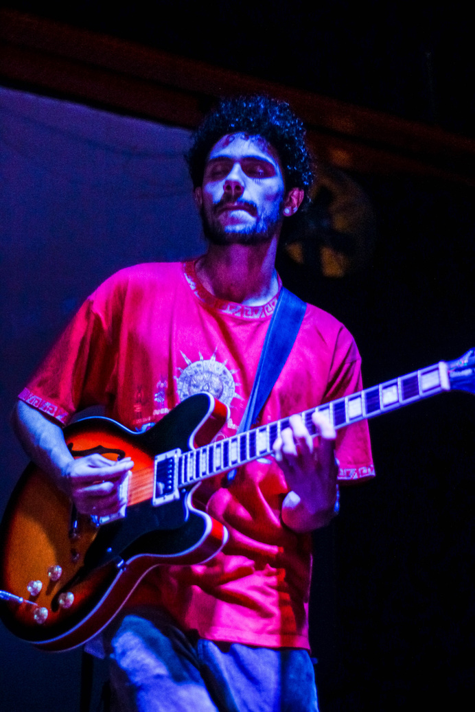 Murilo Oliveira ao vivo com guitarra semiacústica