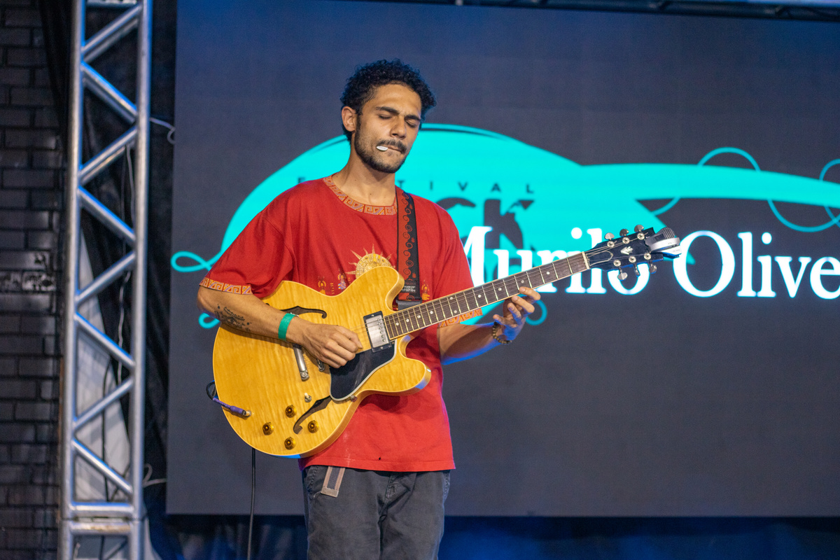 Murilo Oliveira com guitarra em festival