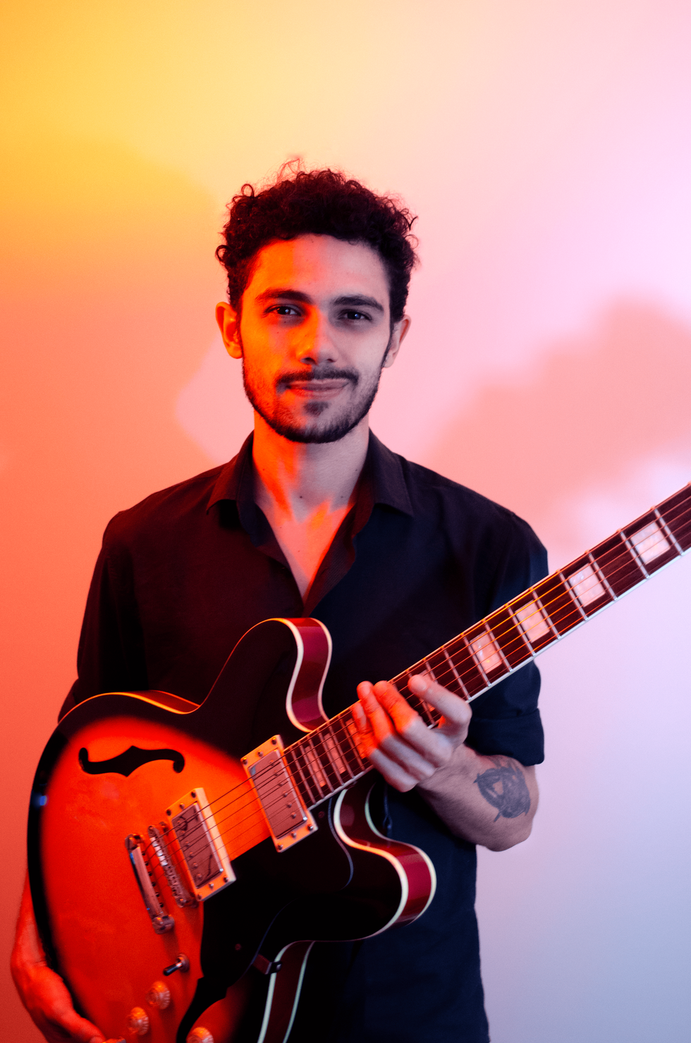 Retrato de Murilo Oliveira com guitarra semiacústica