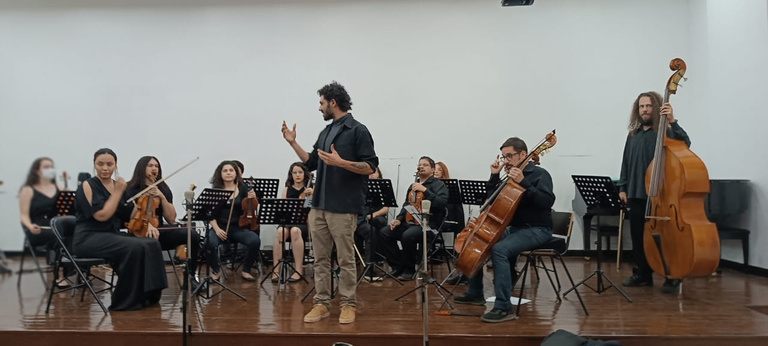 Murilo Oliveira regendo a orquestra da Capo