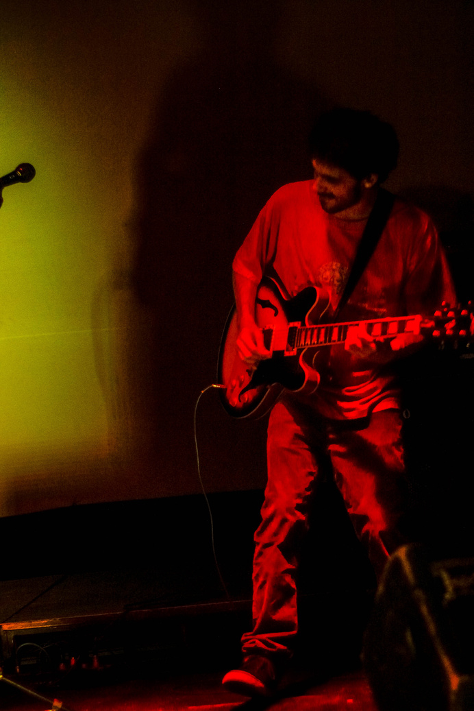 Murilo Oliveira sob luz vermelha no Festival Paralelo